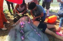Cô dâu còn mặc nguyên lễ phục hô hấp nhân tạo cứu người chết đuối được cộng đồng mạng tán dương