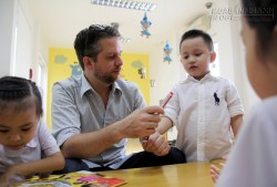 Trẻ học gì ở trường mầm non với mức phí 10 triệu mỗi tháng?