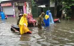 Thai phụ ngồi xe bò kéo, vượt lũ trên phố Hà Nội đi đẻ