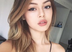 Hot girl môi mọng khiến giới trẻ Việt sốt xình xịch