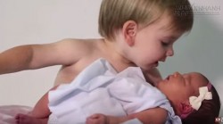 Phản ứng siêu dễ thương của 6 cậu bé khi lần đầu có em gái