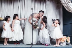 Xúc động với bộ ảnh cưới của ông bố đơn thân với hai cô con gái