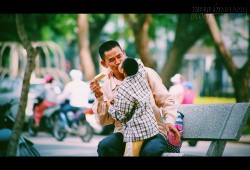 Ảnh cha nghèo cho con tật nguyền ăn kem gây xúc động