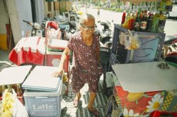 Clip: Nghe bà cụ 87 tuổi bán nước vỉa hè Sài Gòn nói 4 thứ tiếng