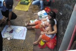 Xót xa 3 đứa trẻ bị mẹ 9X đem ra phố tìm người tốt để cho