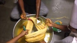 Tròn mắt với cách chế biến kẹo kéo siêu độc của người Ấn Độ