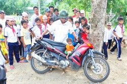 Cậu bé tý hon ở Quảng Ngãi đi học lớp một