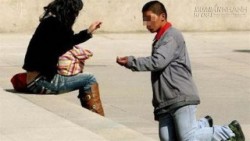 Sự sỉ nhục đáng giá của quý bà giàu có với tên ăn mày cụt một tay