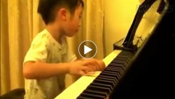 Bé 4 tuổi chơi piano siêu đỉnh