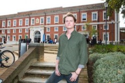 Chàng sinh viên đi học bằng máy bay