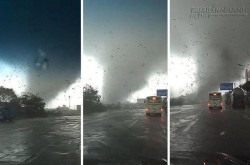 Bão mang theo lốc xoáy cao 100 m càn quét Trung Quốc