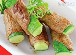 Tự làm món thịt bò áp chảo cuộn dưa leo ngọt mát