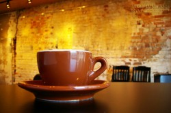 Cảm nhận tình yêu thương và vẻ đẹp của con người qua ly cà phê dán tường