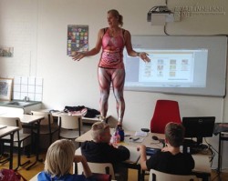 Cô giáo cởi đồ, mặc quần áo cơ thể người để dạy sinh học
