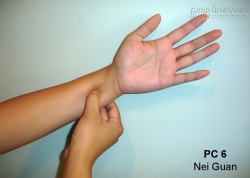 Nhấn điểm này trên tay và bạn sẽ hết buồn ói ngay lập tức