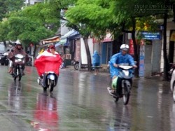 Những kinh nghiệm đi xe máy an toàn mùa mưa bão bạn cần biết