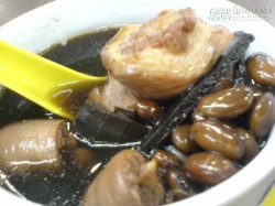 Đuôi bò hầm câu kỷ chữa liệt dương, kinh nguyệt không đều