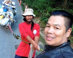 Cảm phục người đàn ông tình nguyện kéo xe nhặt rác bên lề đường hàng ngày