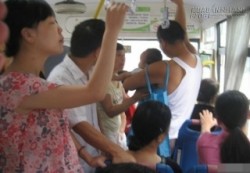 Cậu bé thỉnh cầu lái xe đợi mẹ, ai nấy đều lặng người khi người mẹ lên xe