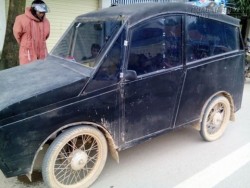 Thương con đi học nắng mưa, cha tự chế ô tô siêu độc