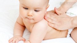 Những lưu ý khi dùng các loại kem, phấn chăm sóc da trẻ sơ sinh