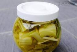 Rước bệnh vào người khi muối dưa trong bình nhựa