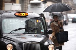 Người lái xe không hiểu sao một cô bé thọt chân luôn chờ xe của mình, 10 năm sau mới sáng tỏ…