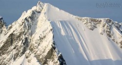 Ngã hơn 500m xuống núi tuyết vẫn sống sót