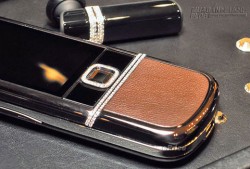 Điện thoại nạm 112 viên kim cương kẹt trong máy bay