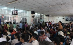 Nhân viên y tế xem phim trong giờ làm mặc bệnh nhân chờ