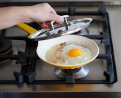 Chiên trứng ốp la ngon và đúng cách, cả nhà biết chưa ạ?