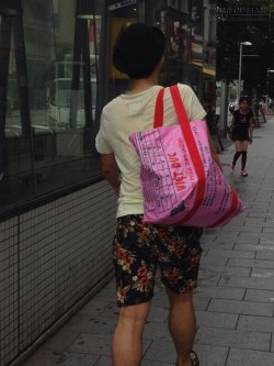 Bao bì cám con cò Việt Nam thành túi thời trang trên đường phố Nhật