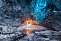 Đẹp kỳ ảo băng lửa ở hang băng lớn nhất châu Âu