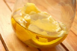 Ngâm vỏ chanh với dầu ô liu, vĩnh biệt cơn đau khớp