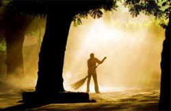 Nữ giám đốc mất việc chỉ bởi một câu nói của ông lão quét rác