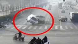 Giải mã bí ẩn xe hơi bay lên khỏi mặt đường tại Trung Quốc