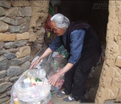 Sống trong biệt thự nhưng lại để mẹ đi nhặt ve chai và sự thật đáng ngẫm