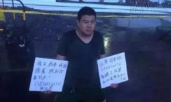 Người đàn ông quỳ gối dưới mưa tầm tã xin lỗi vợ giữa phố