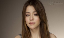 Vừa tân hôn xong, tôi bị bắt quỳ cả đêm trên sàn nhà lạnh để sám hối