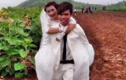 Ảnh chú rể cõng cô dâu vượt qua bùn lầy thu hút dân mạng