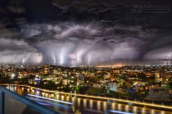 Lạ lùng hiện tượng 33 tia sét cùng đánh xuống từ bầu trời Úc