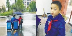 Cảm động cậu bé 7 tuổi che ô, kéo rác cho người lao công giữa trời mưa gió