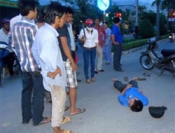 Thản nhiên chụp ảnh, quay clip khi thấy người gặp nạn