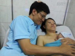 Căng thẳng đến nghẹt thở chuyện ông bố tự đỡ đẻ cho vợ tại nhà