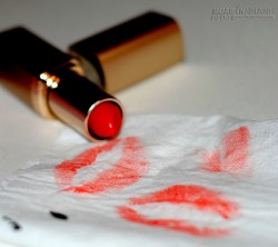 Mẹo tẩy vết mỹ phẩm lem trên quần áo