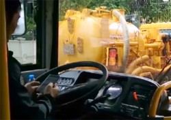 Hà Nội: Tài xế vừa lái xe buýt vừa lướt web