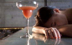 Ông bố Nhật dạy con gái một bài học bằng cách đưa con đi uống rượu