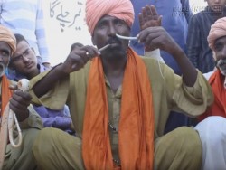 Liều lĩnh cho rắn chui qua mũi để kiếm tiền nuôi sống 8 đứa con