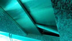 Vì sao cửa thang máy mở khi không có cabin?