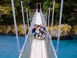 Vợ chồng triệu phú bán hết tài sản đưa con đi du lịch